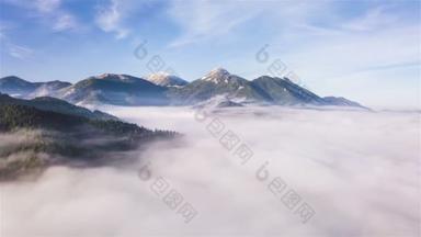 雾蒙蒙的高山景观的空中景观